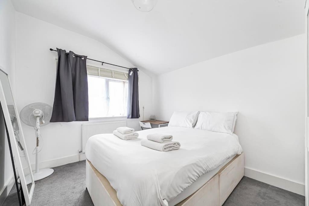 Spacious & Chic 3-bed House Near Apartment London