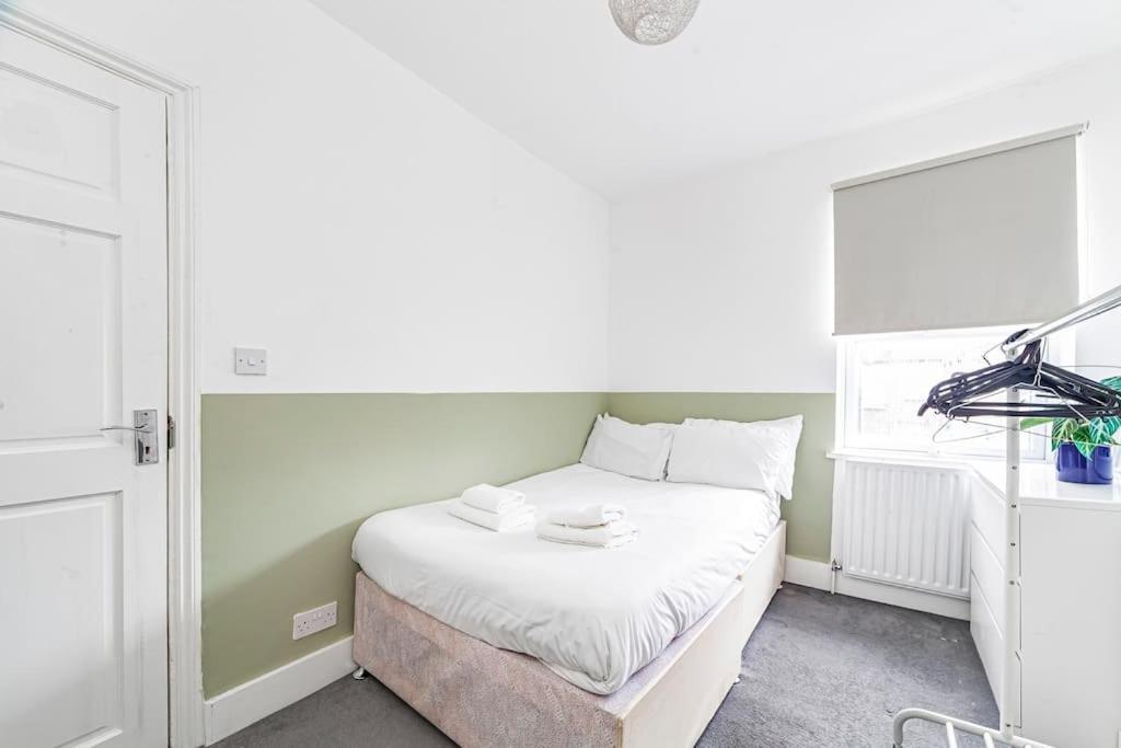 Spacious & Chic 3-bed House Near Apartment London