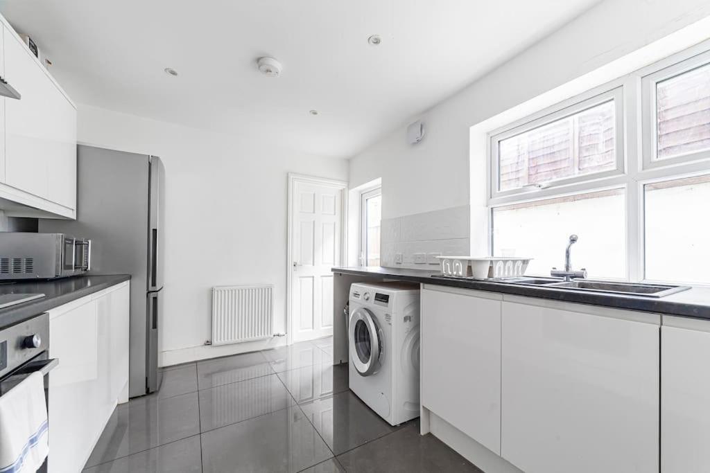 Apartment Spacious & Chic 3-bed House Near *