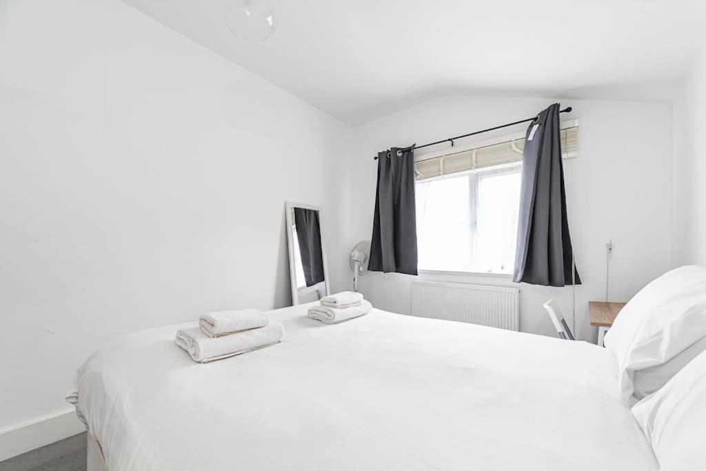 Spacious & Chic 3-bed House Near Apartment