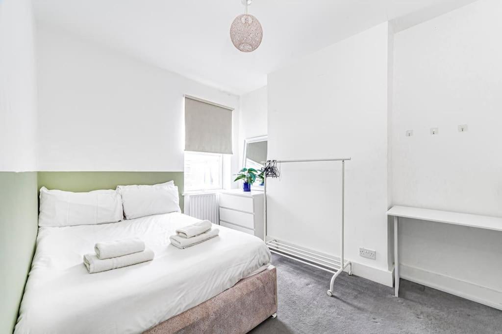 Spacious & Chic 3-bed House Near London