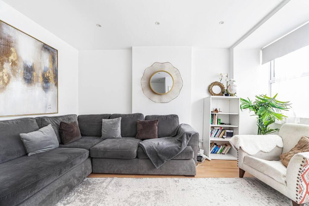 Spacious & Chic 3-bed House Near London