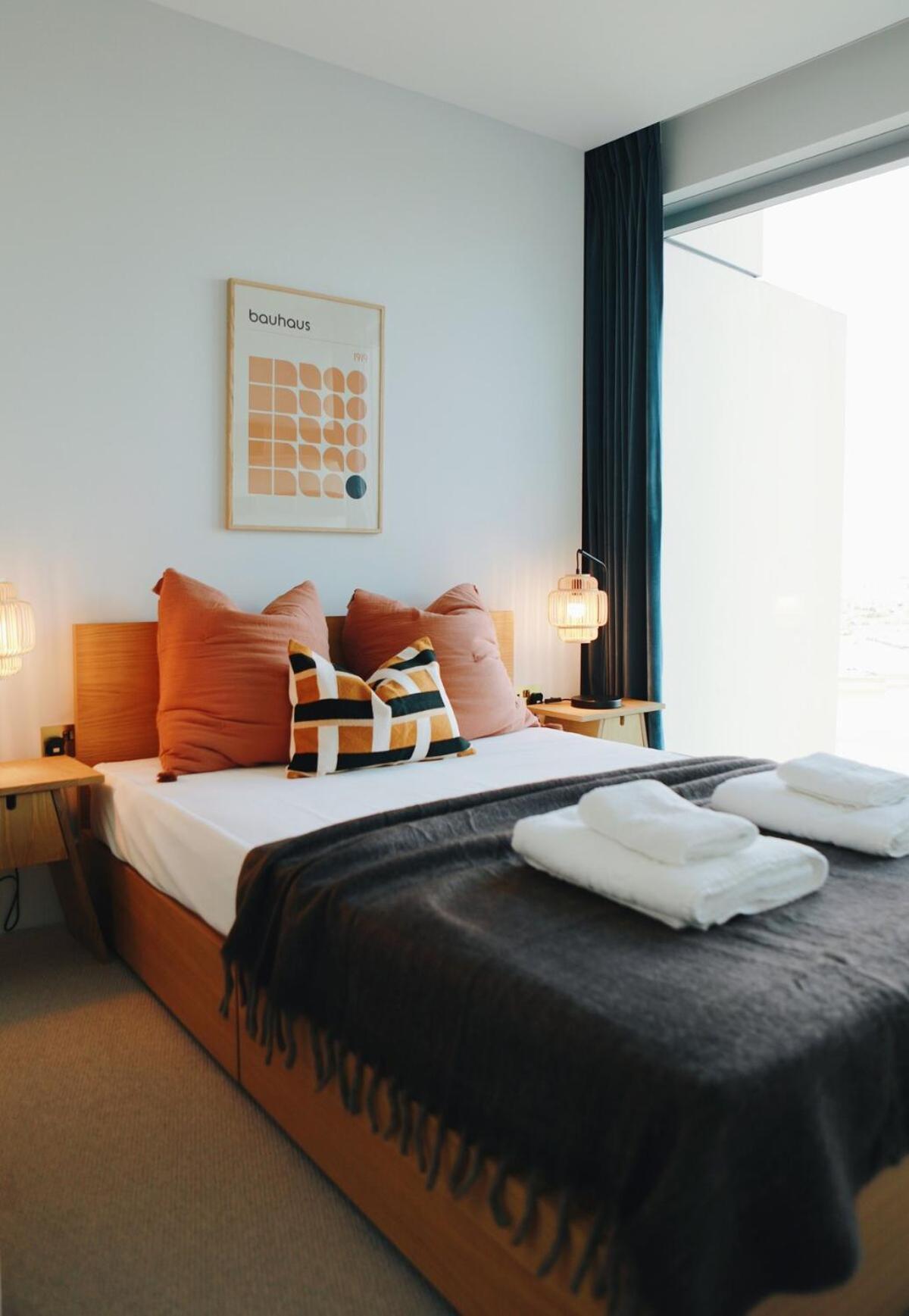 O2- Luxurious 3bd Flat With Stunning View Balcony Apartment