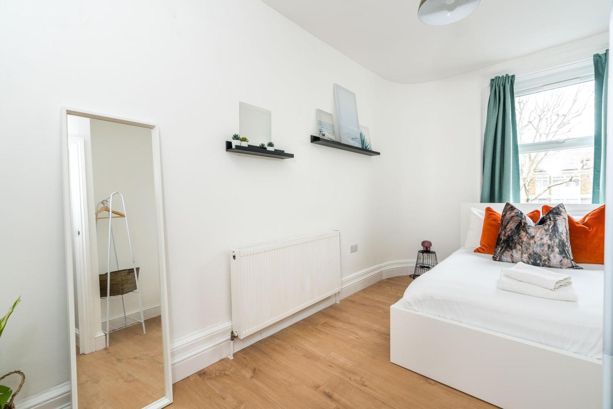 Apartment Queensmaryhospital-queensmaryuniversity-convenient-cosy