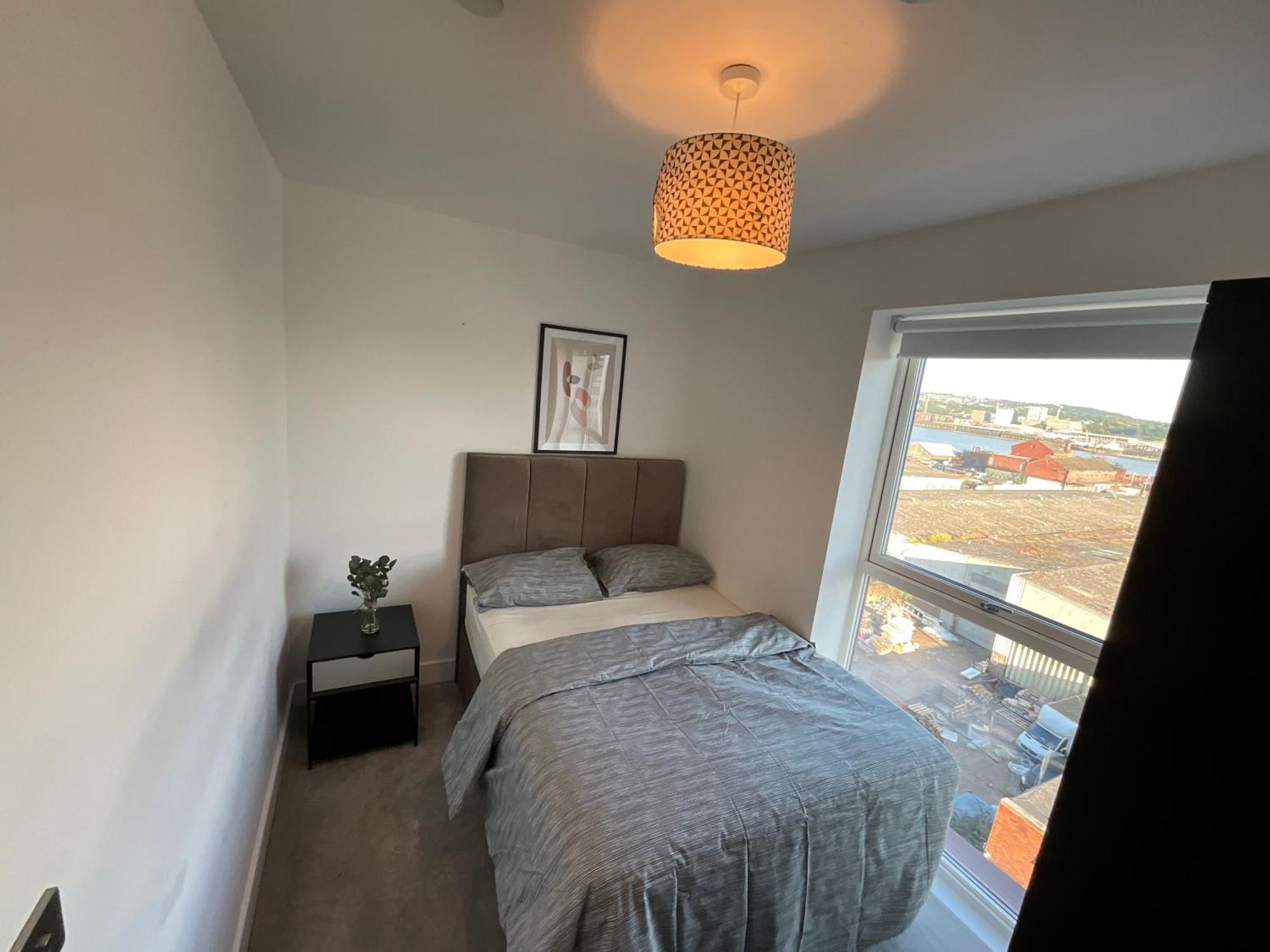 Deluxe Double Bed In Shared Near Canary Wharf, Airport & O2 Arena With Thames View London