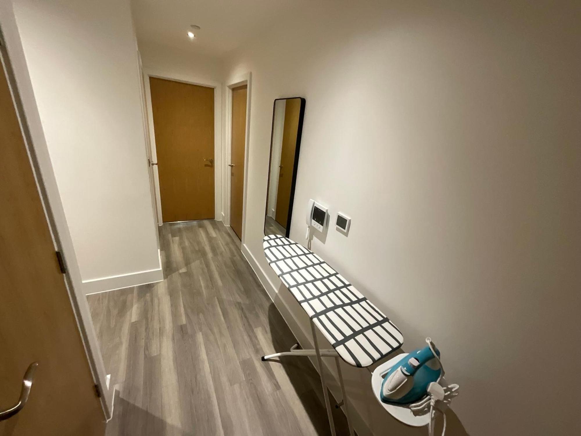 Apartment Deluxe Double Bed In Shared Near Canary Wharf, Airport & O2 Arena With Thames View