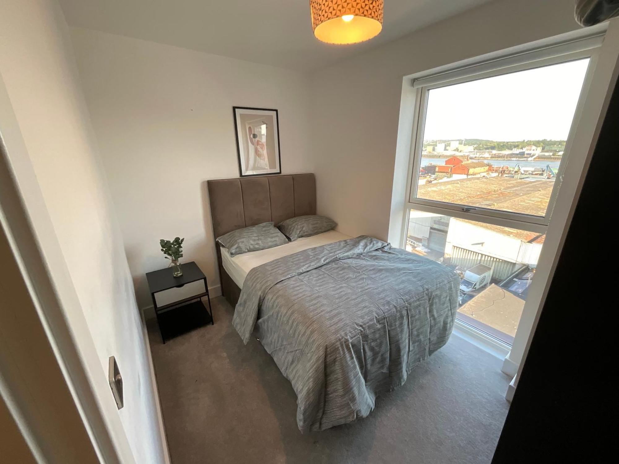 Apartment Deluxe Double Bed In Shared Near Canary Wharf, Airport & O2 Arena With Thames View *