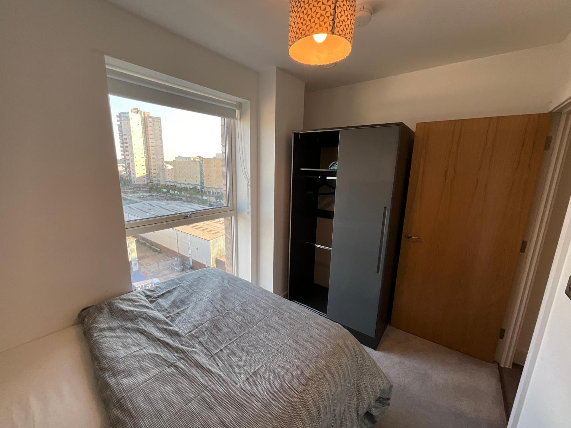 Deluxe Double Bed In Shared Near Canary Wharf, Airport & O2 Arena With Thames View Apartment London