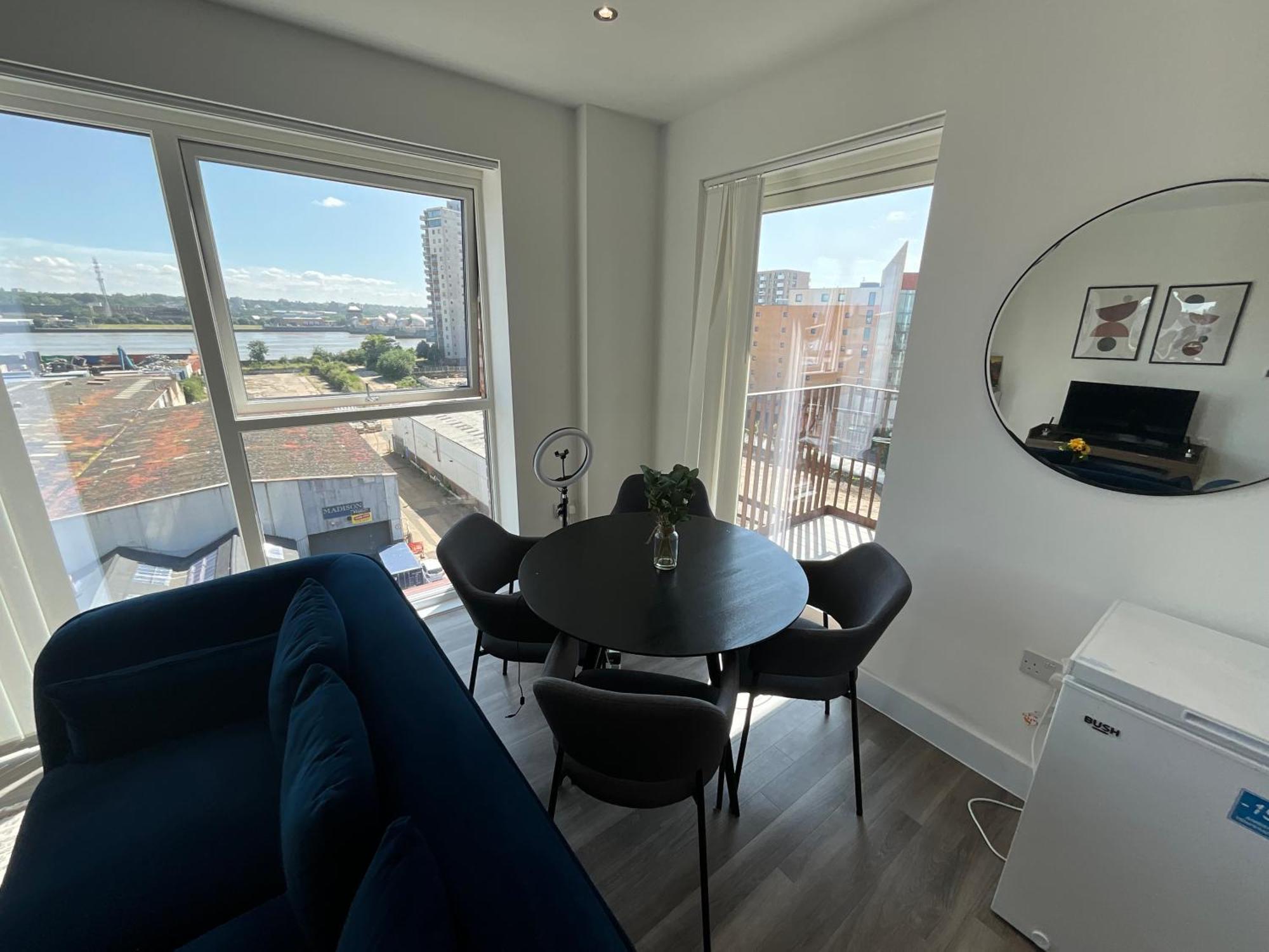 Deluxe Double Bed In Shared Near Canary Wharf, Airport & O2 Arena With Thames View * London
