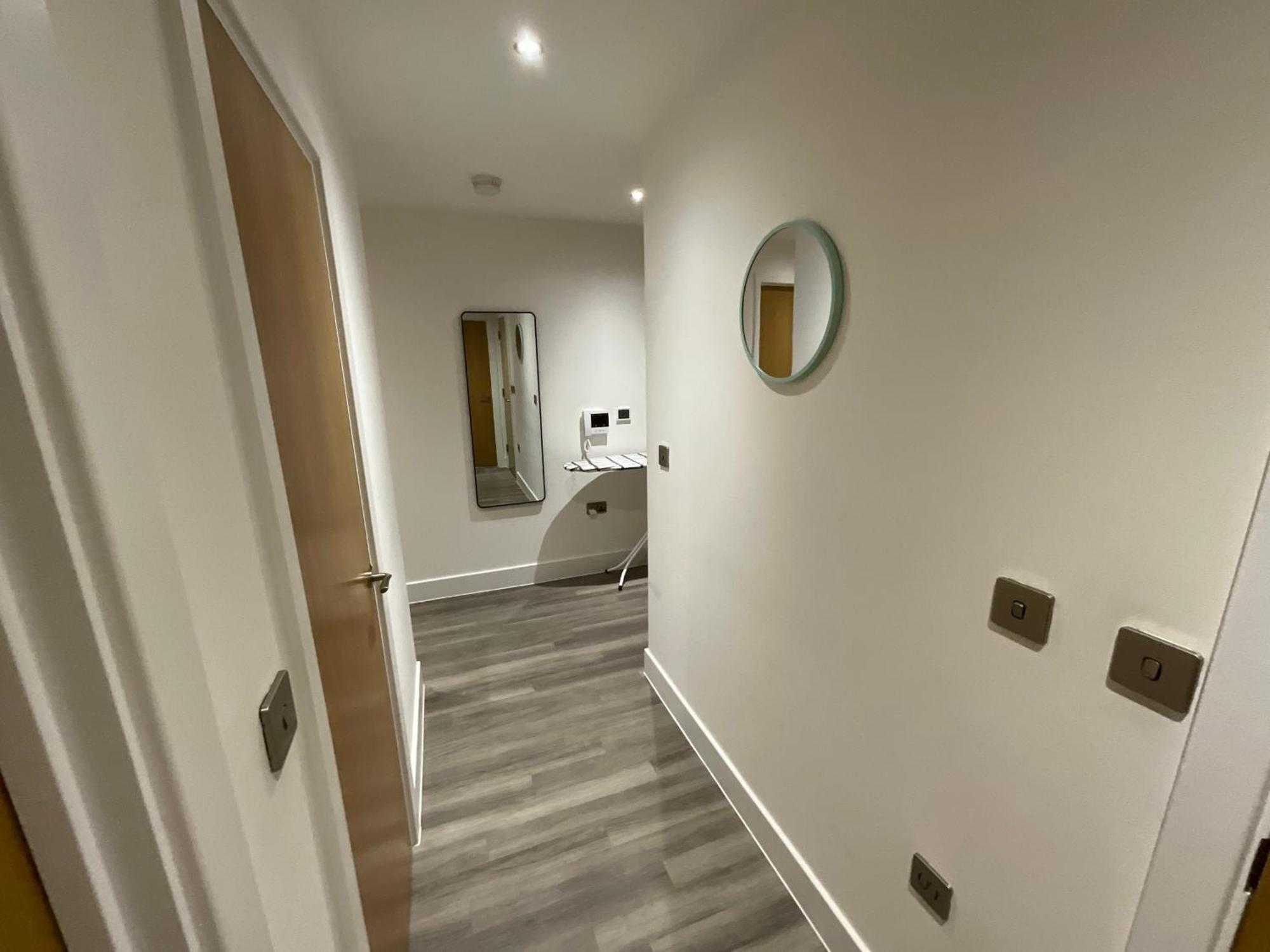 Apartment Deluxe Double Bed In Shared Near Canary Wharf, Airport & O2 Arena With Thames View
