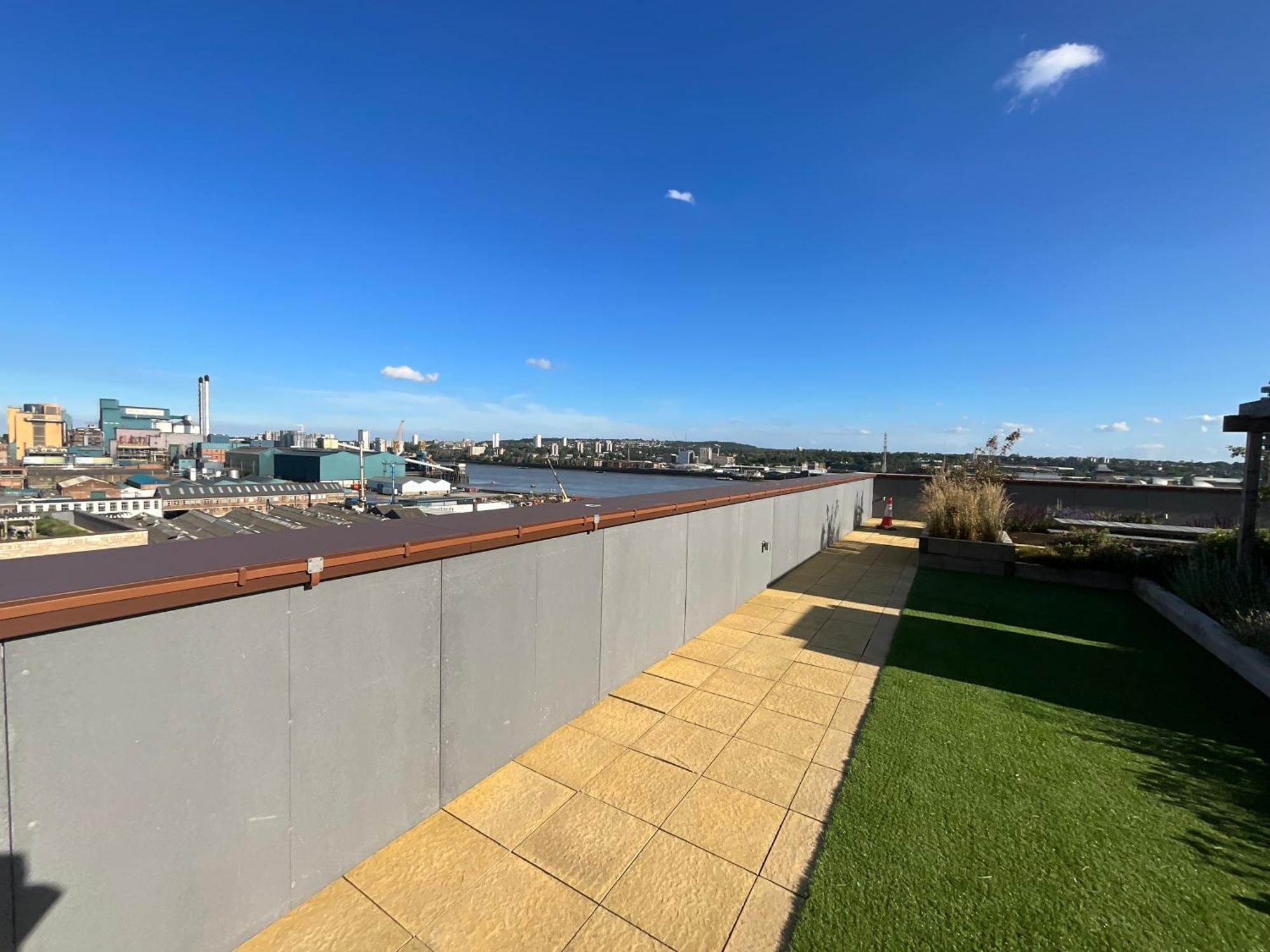 Deluxe Double Bed In Shared Near Canary Wharf, Airport & O2 Arena With Thames View Apartment *