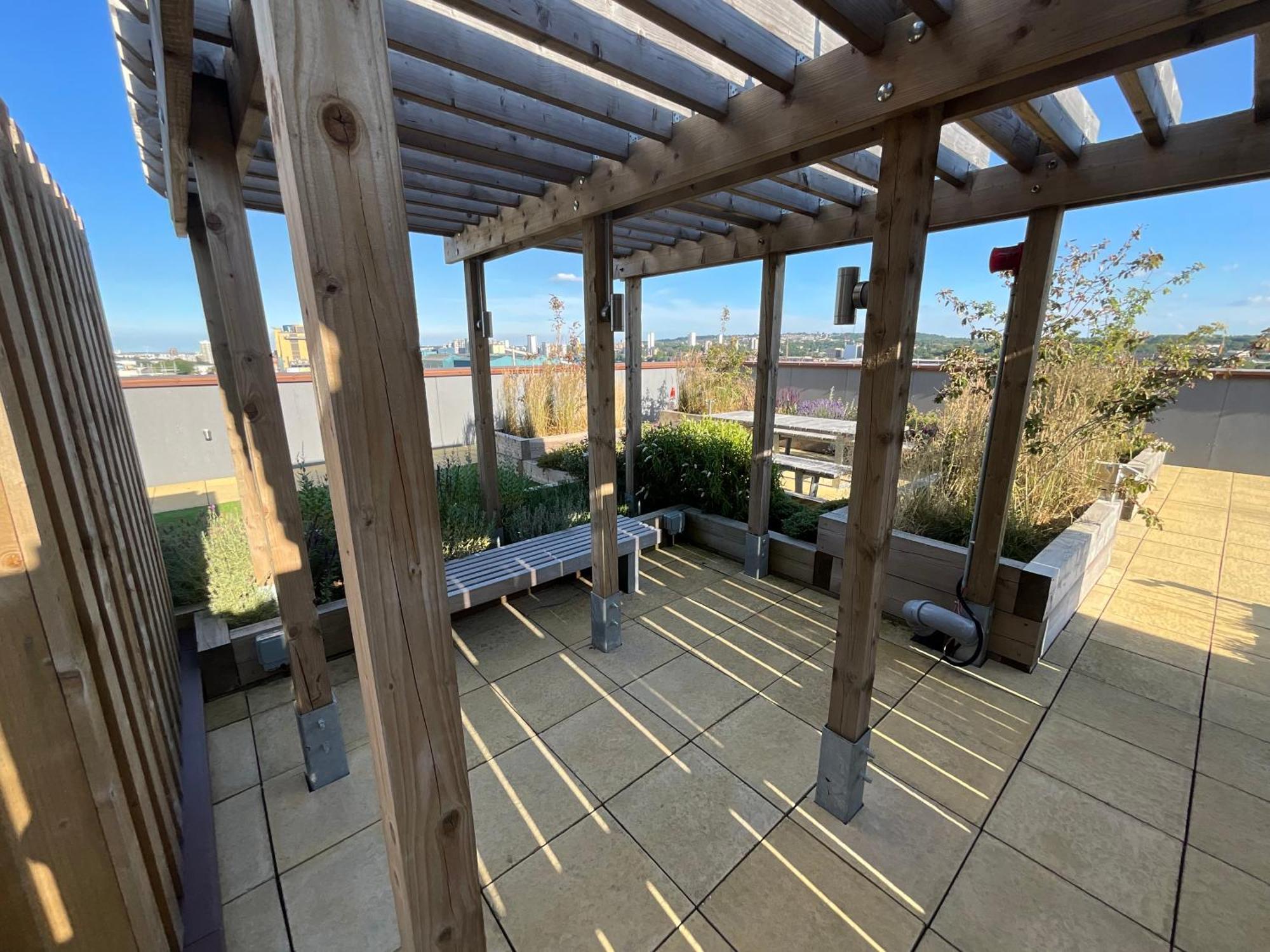 Apartment Deluxe Double Bed In Shared Near Canary Wharf, Airport & O2 Arena With Thames View
