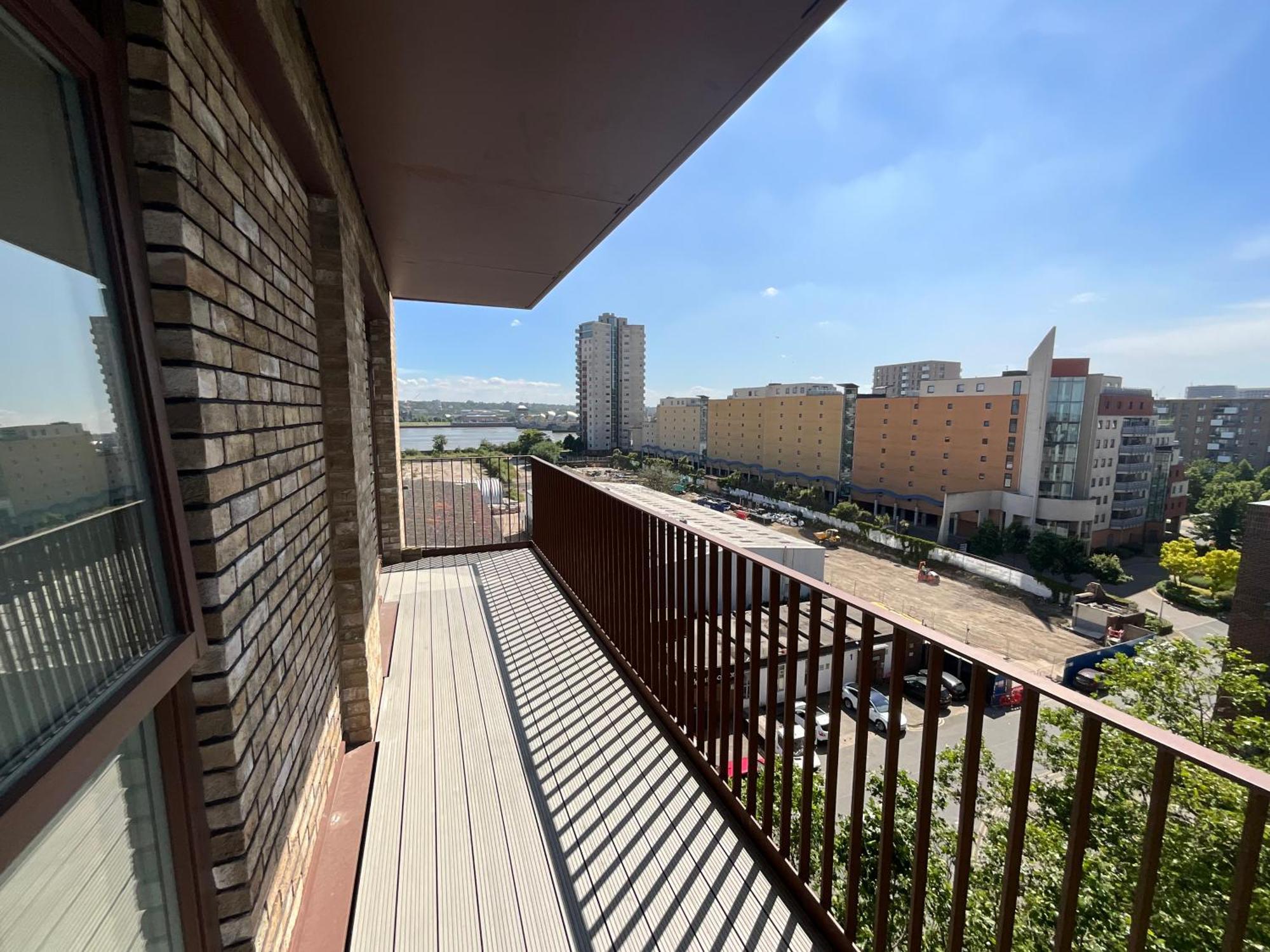 Deluxe Double Bed In Shared Near Canary Wharf, Airport & O2 Arena With Thames View Apartment London