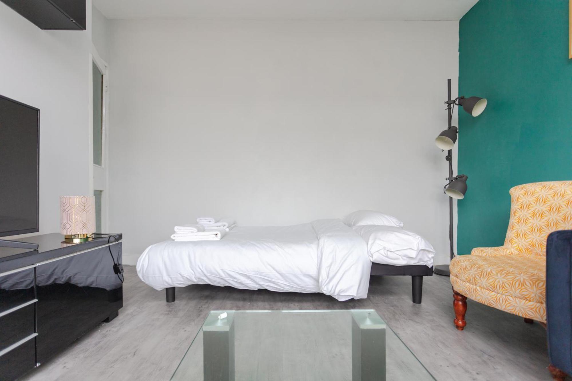 Spacious 3 Bedroom Flat In The Heart Of Shoreditch London