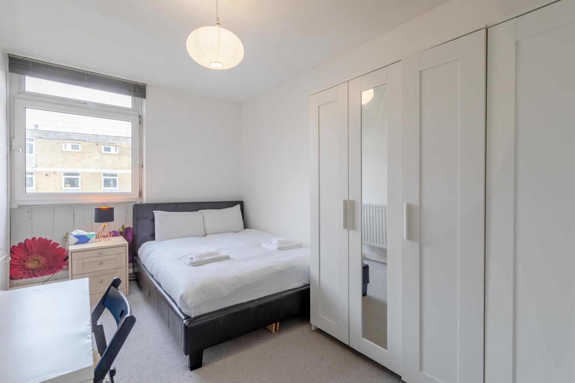 Spacious 3 Bedroom Flat In The Heart Of Shoreditch *