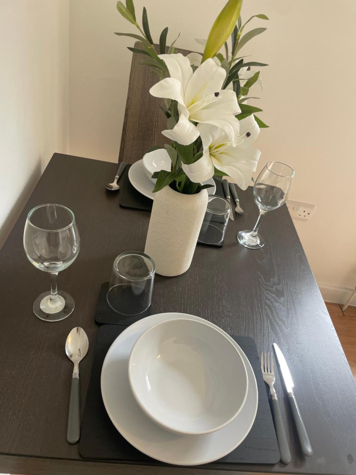 Flat With Private Patio In Stratford Apartment *