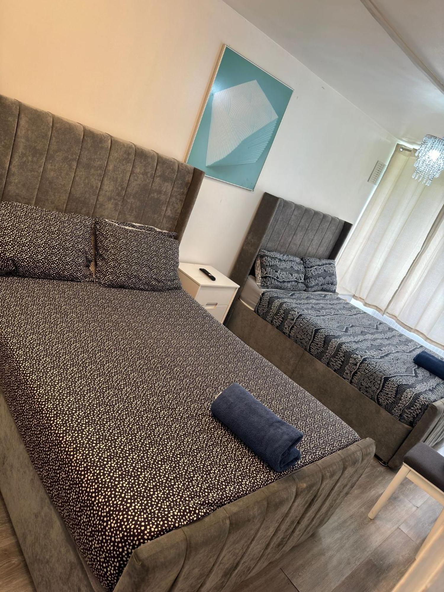Apartment New! Xtra Large 4 Bedroom Up To 12 Guests *