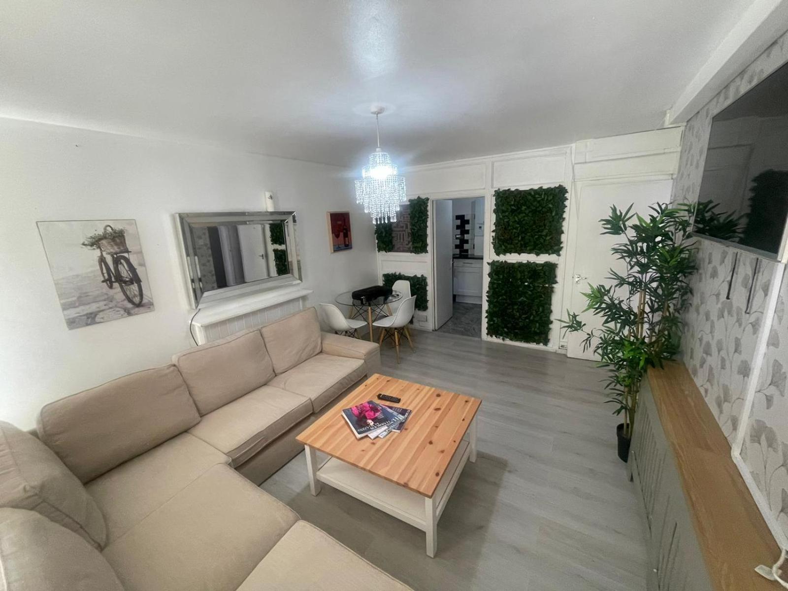 New! Xtra Large 4 Bedroom Up To 12 Guests Apartment London