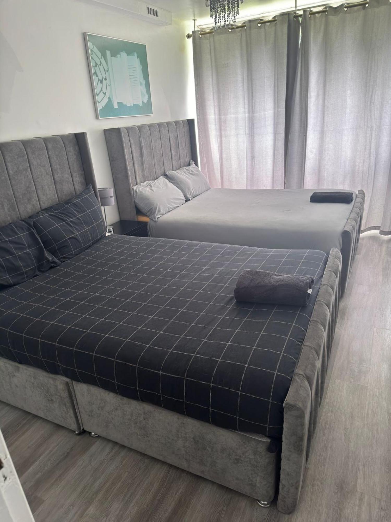 Apartment New! Xtra Large 4 Bedroom Up To 12 Guests London