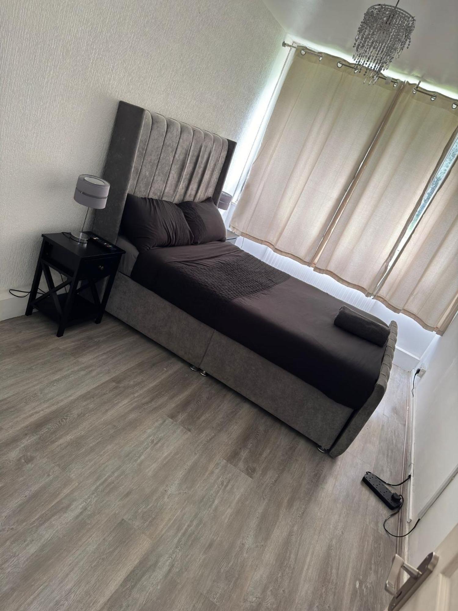 New! Xtra Large 4 Bedroom Up To 12 Guests London