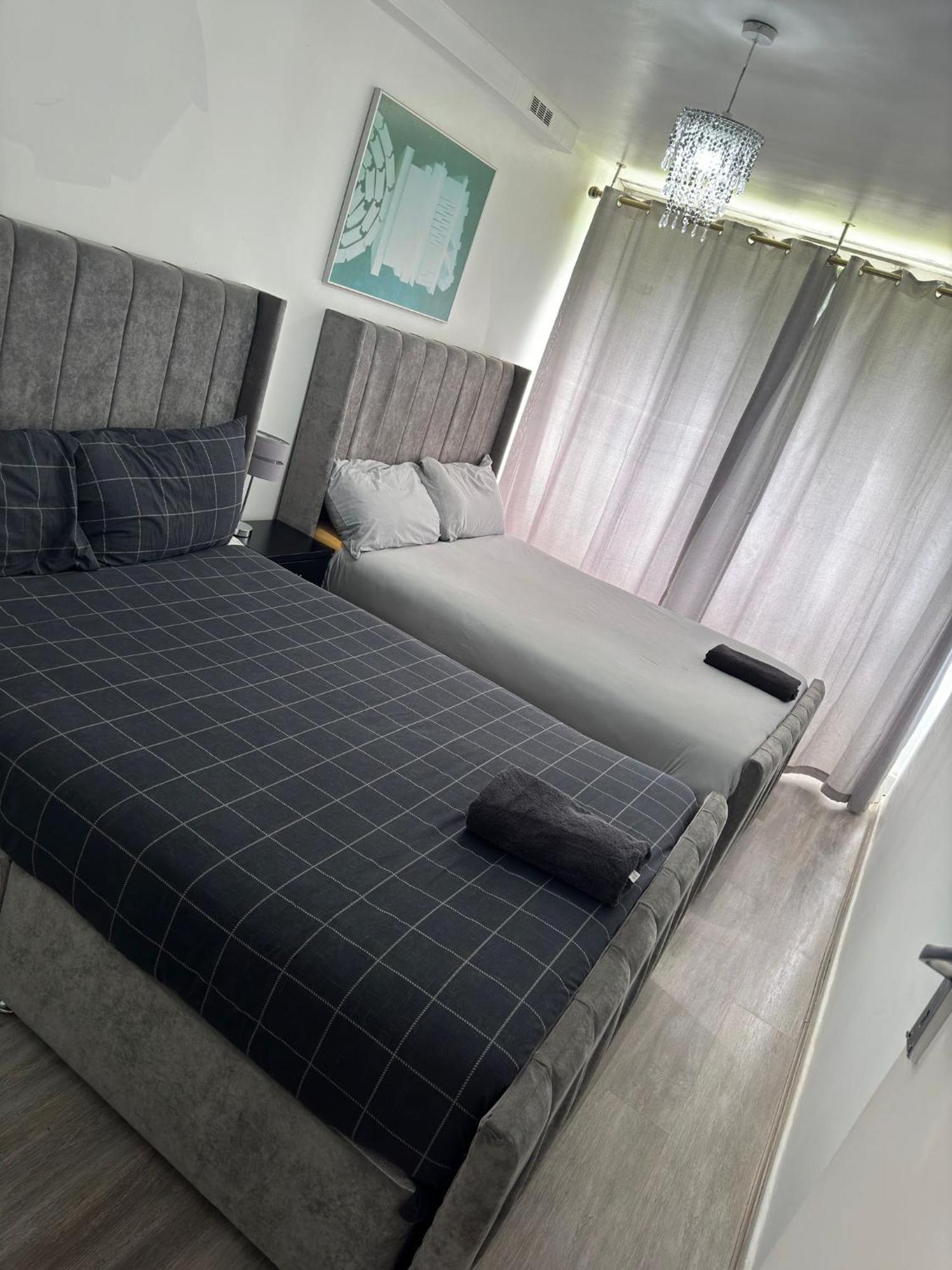 New! Xtra Large 4 Bedroom Up To 12 Guests * London