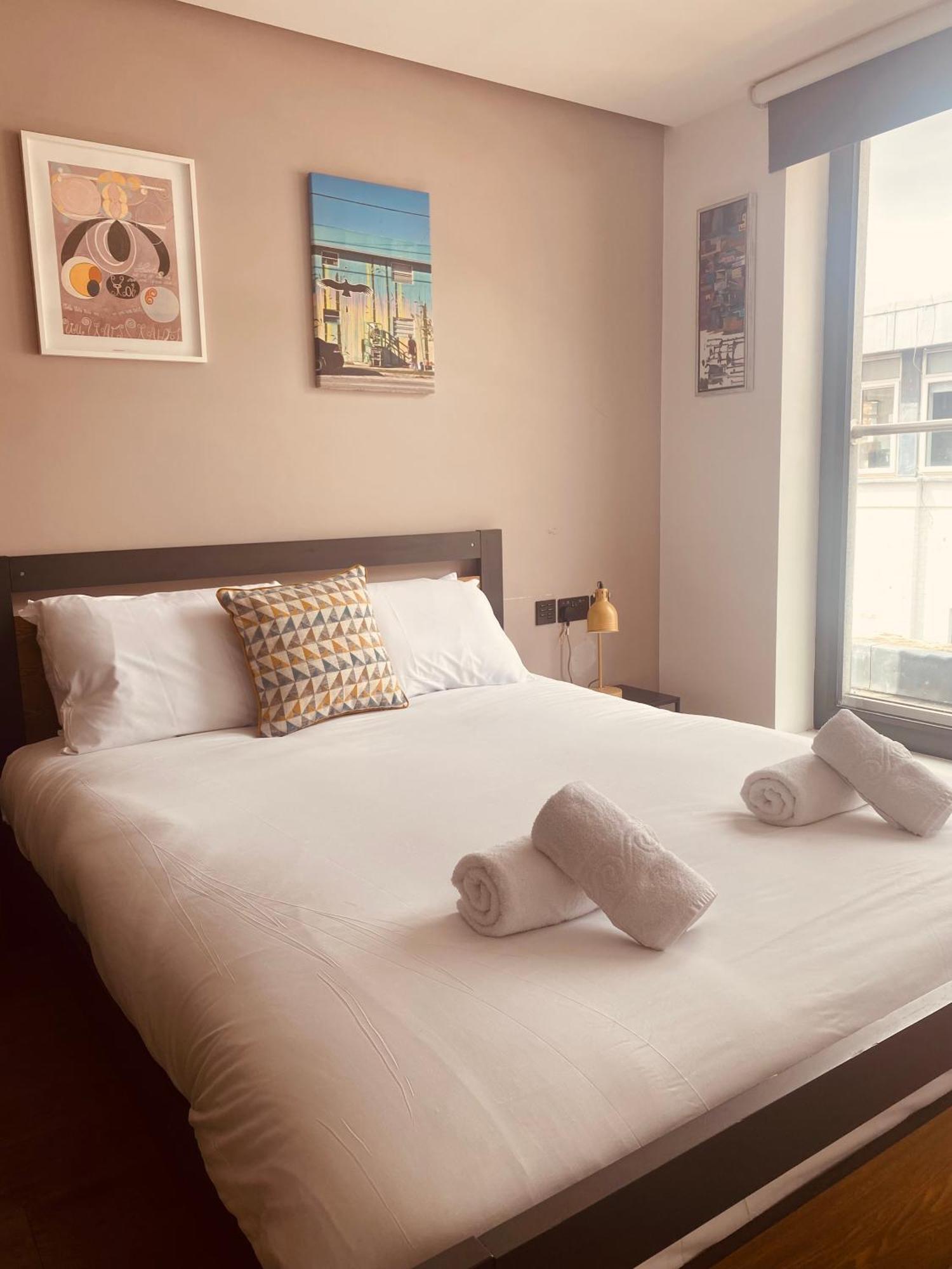 Shoreditch 3 Bed 2 Bath Large Terrace & Park View Apartment *