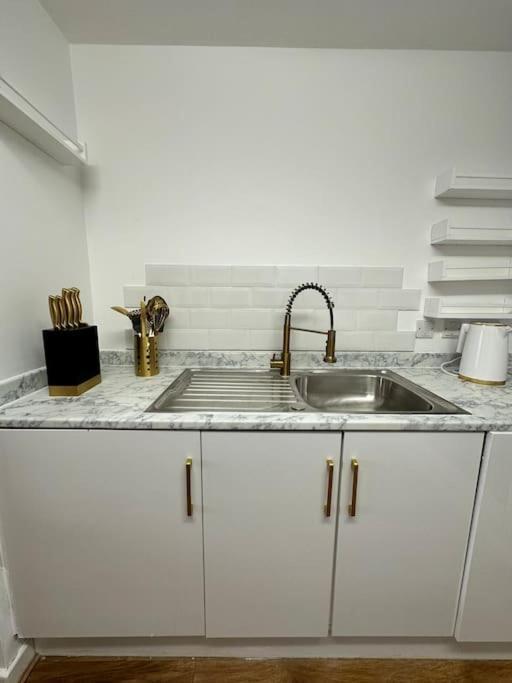 Stylish Zone 2 Apartment London