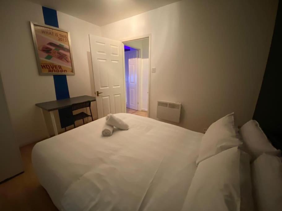 Apartment ✰free Private Parking✰80s Retro 1bedroom Serviced Canary Wharf Perfect For Families Business & Leisure Guests *