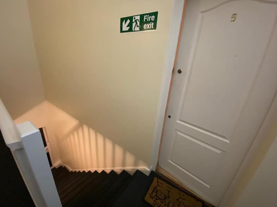 Apartment ✰free Private Parking✰80s Retro 1bedroom Serviced Canary Wharf Perfect For Families Business & Leisure Guests *
