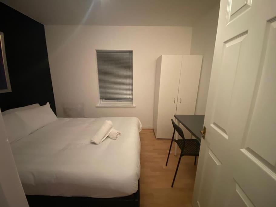 Apartment ✰free Private Parking✰80s Retro 1bedroom Serviced Canary Wharf Perfect For Families Business & Leisure Guests