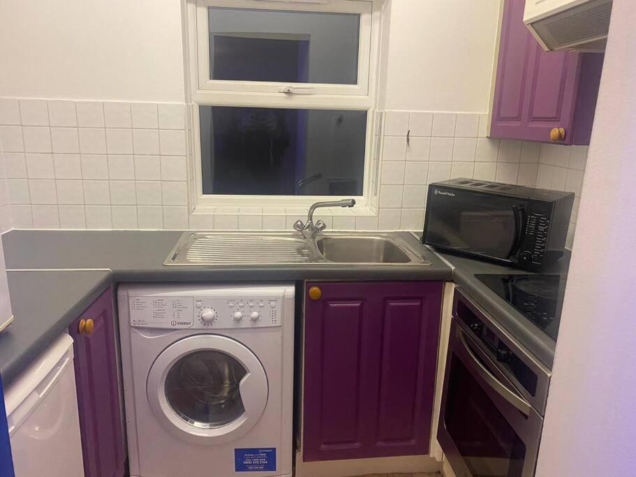✰free Private Parking✰80s Retro 1bedroom Serviced Canary Wharf Perfect For Families Business & Leisure Guests London