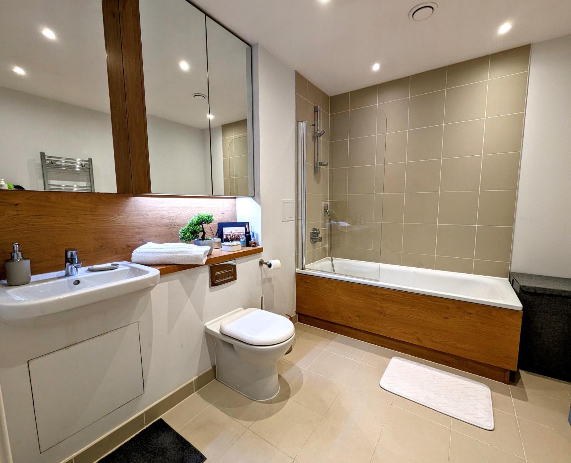 Modern Near Greenwich - Rooftop View Apartment