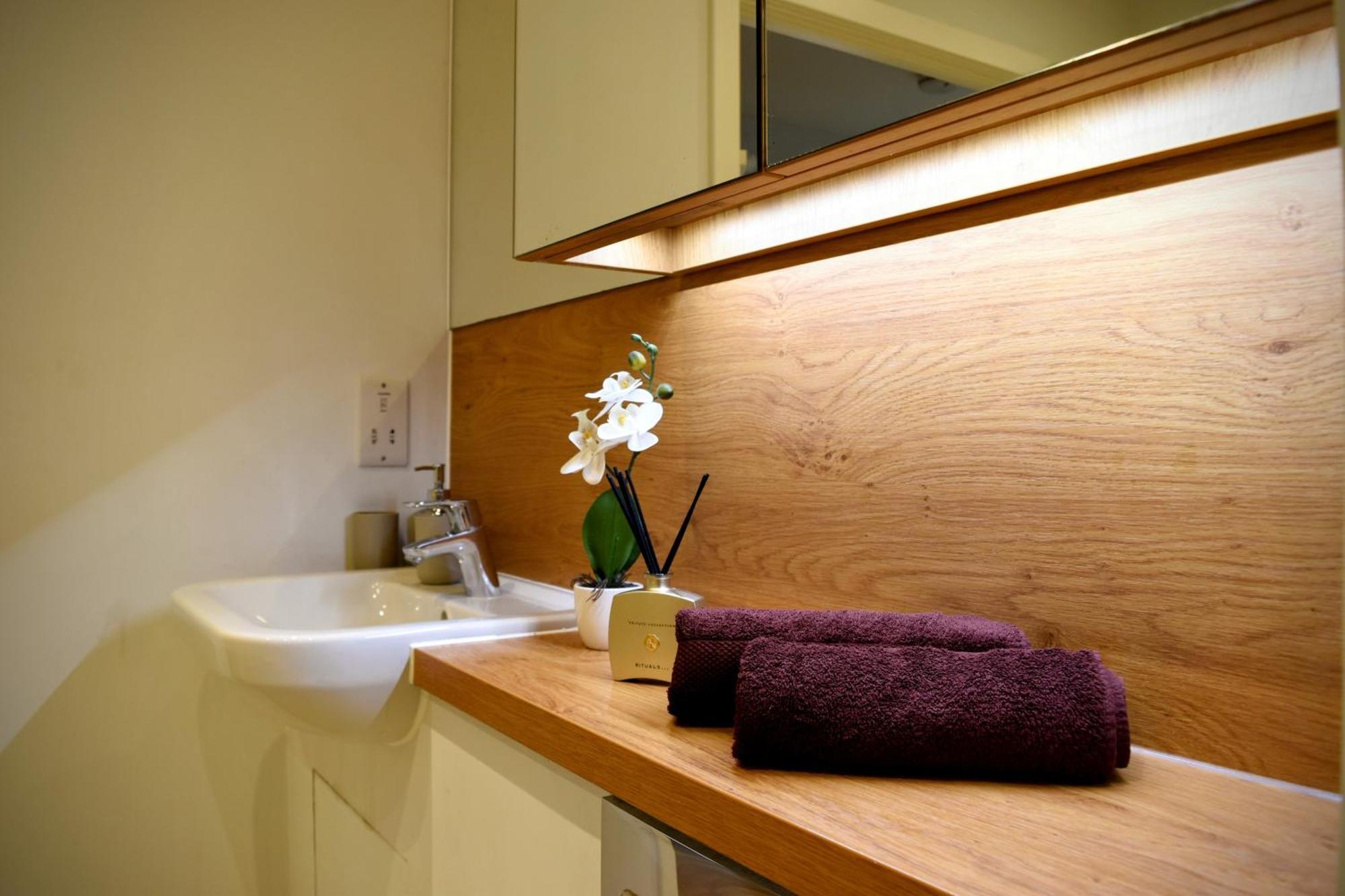 Modern Near Greenwich - Rooftop View Apartment *