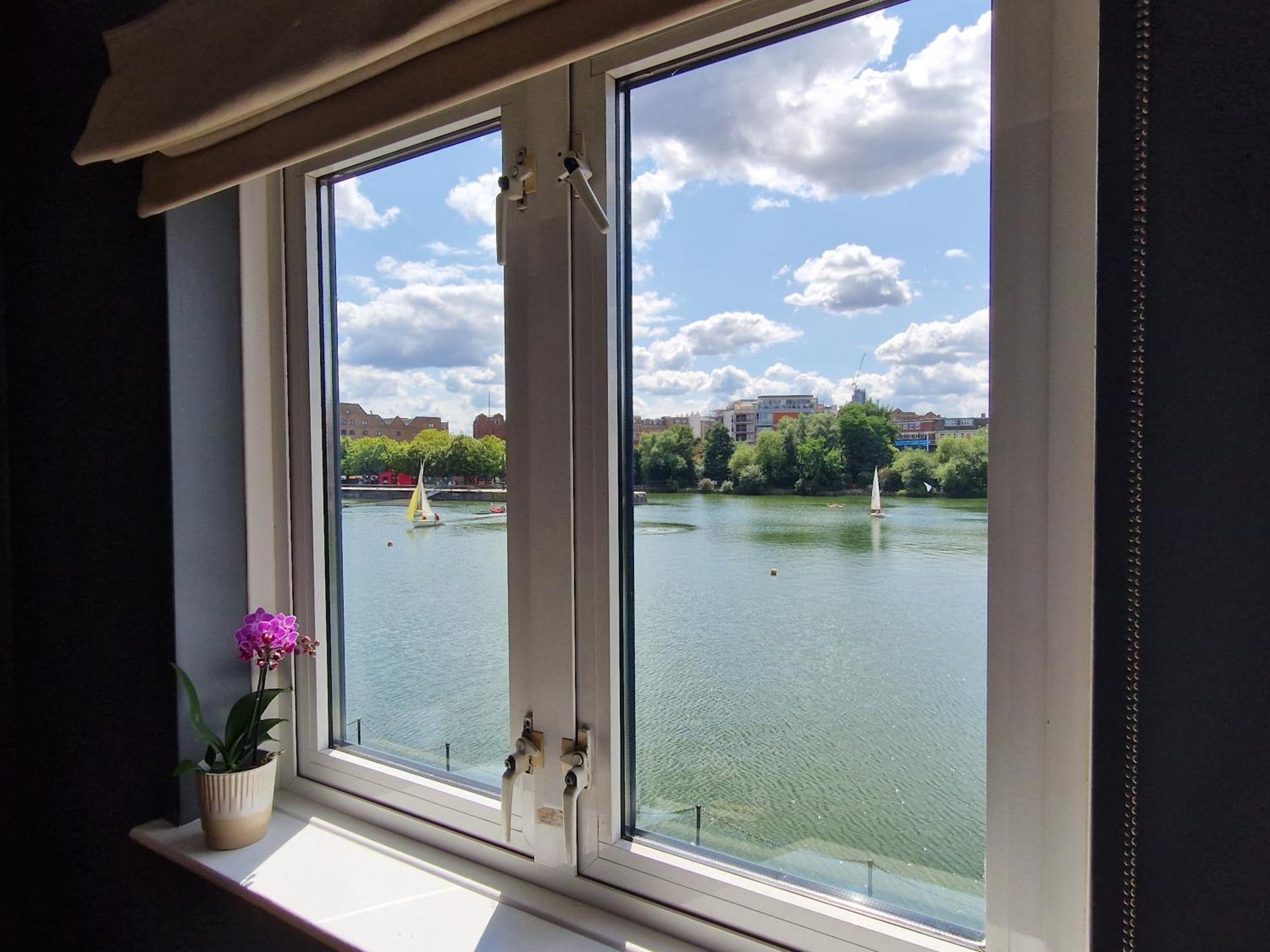 Apartment Wapping 700sqft 2 Bedroom - South Facing Dockside Views - Secure Parking *