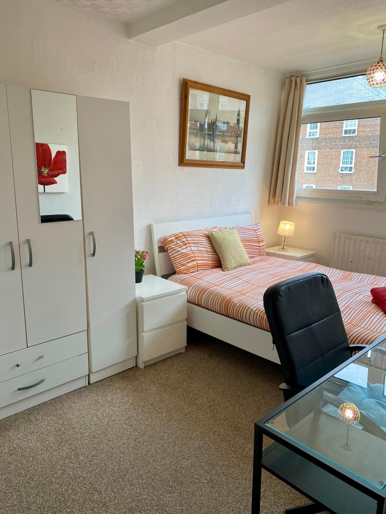 Apartment Cosy 3 Bed Apt, Old Truman Brewery! Brick Lane, London, E1 *
