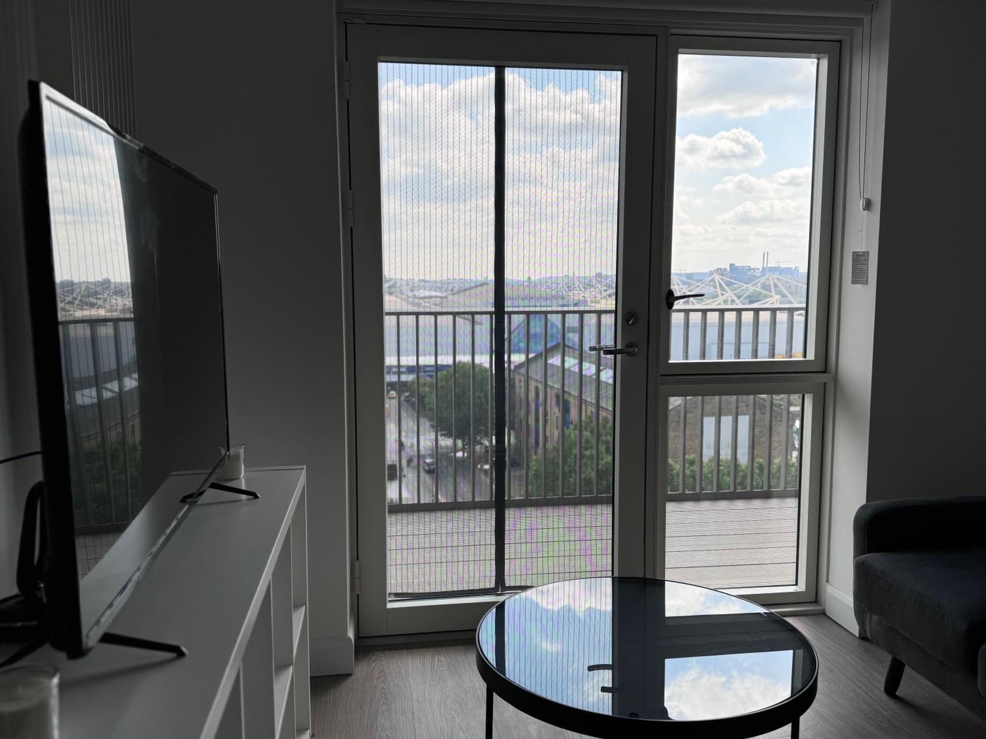 Modern Gem Near Excel & O2 Arena Balcony! London