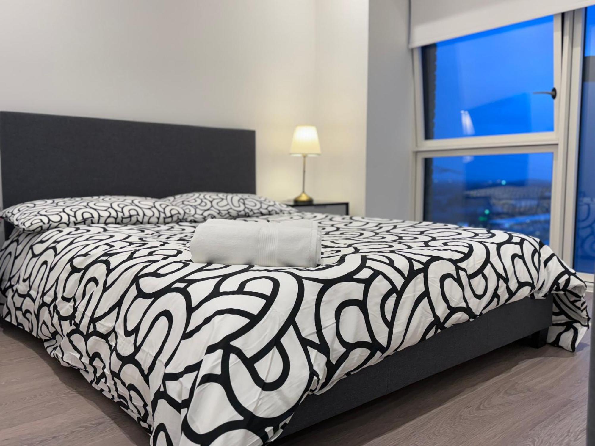 Apartment Modern Gem Near Excel & O2 Arena Balcony!