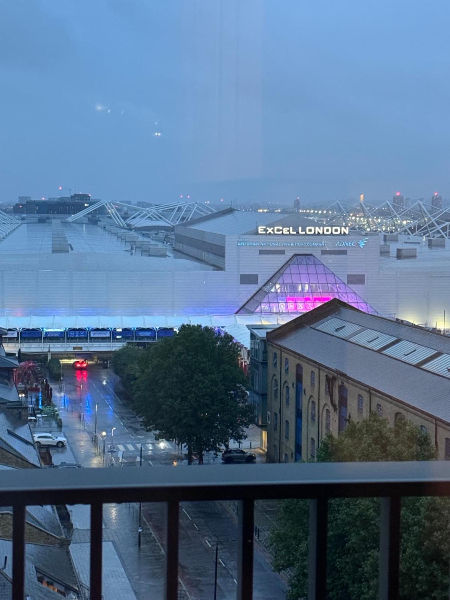 Apartment Modern Gem Near Excel & O2 Arena Balcony!
