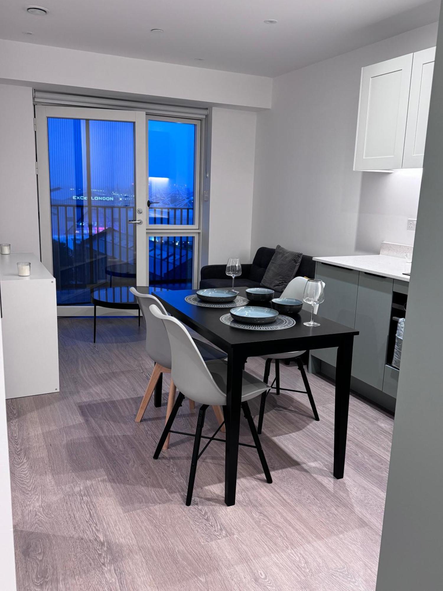 Apartment Modern Gem Near Excel & O2 Arena Balcony! London