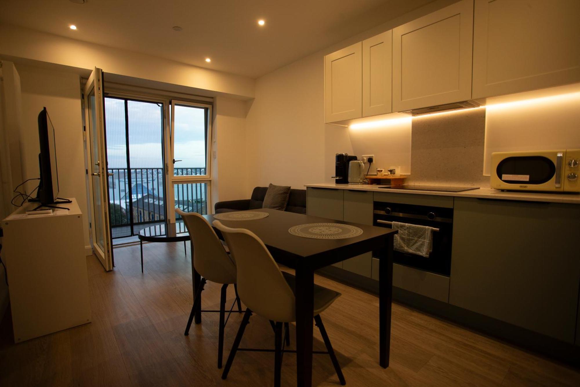 Apartment Modern Gem Near Excel & O2 Arena Balcony!