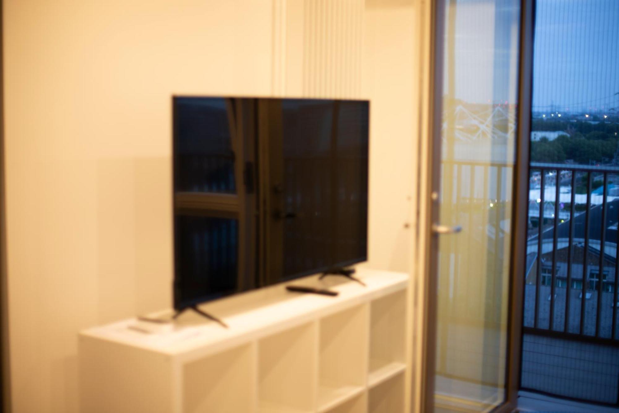 Modern Gem Near Excel & O2 Arena Balcony! Apartment London