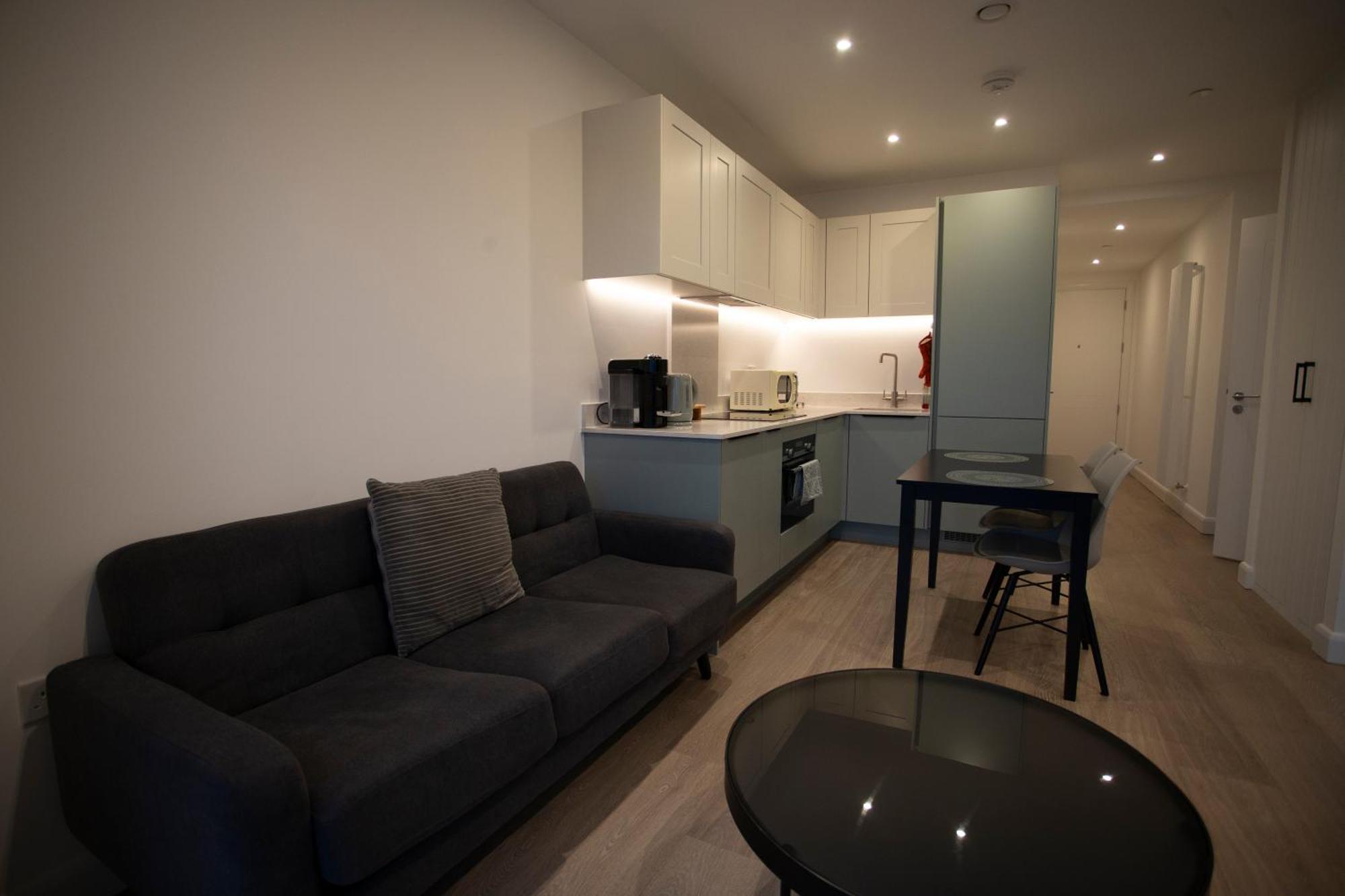 Modern Gem Near Excel & O2 Arena Balcony! Apartment