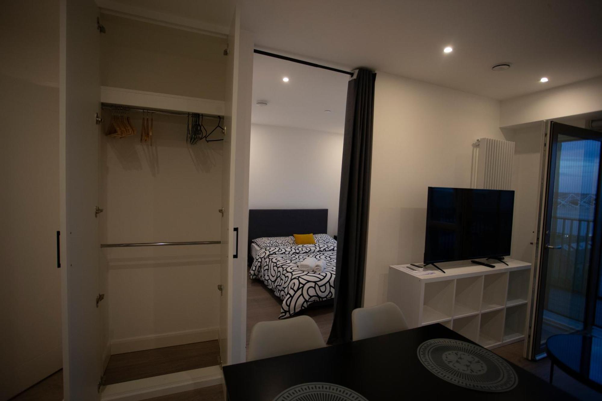 Modern Gem Near Excel & O2 Arena Balcony! Apartment *