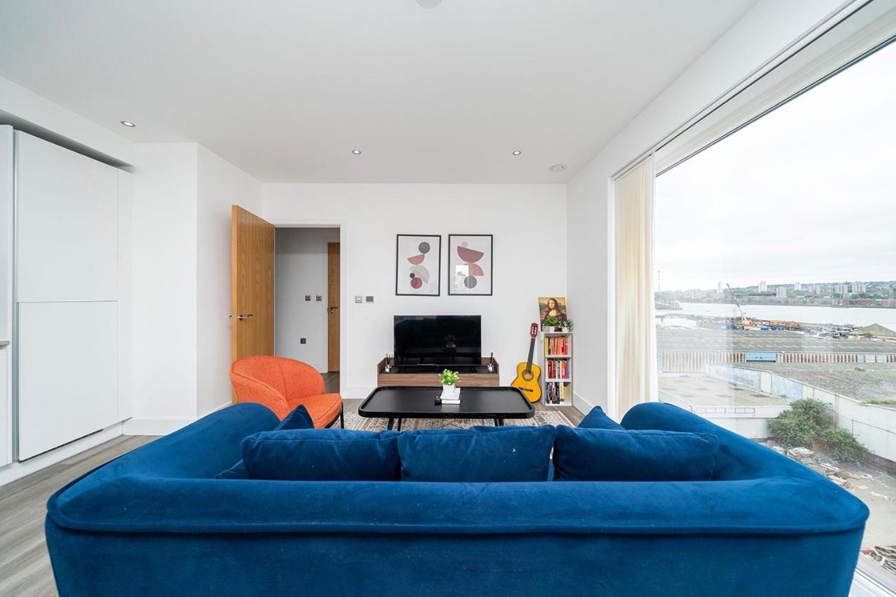 Deluxe Double Bed In Shared Near Canary Wharf, Airport & O2 Arena With Thames View Apartment