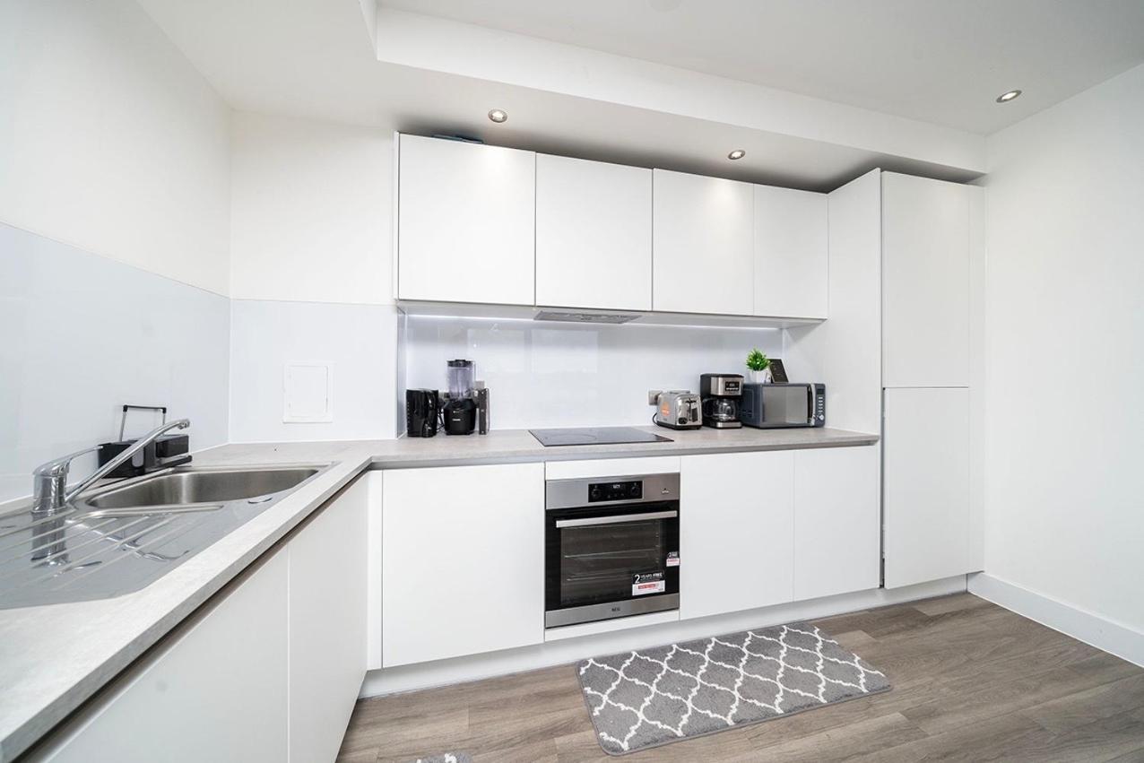 Deluxe Double Bed In Shared Near Canary Wharf, Airport & O2 Arena With Thames View Apartment *