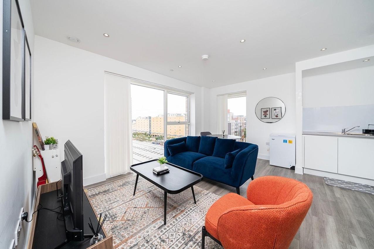 Deluxe Double Bed In Shared Near Canary Wharf, Airport & O2 Arena With Thames View Apartment
