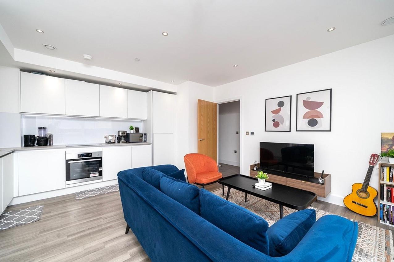 Deluxe Double Bed In Shared Near Canary Wharf, Airport & O2 Arena With Thames View London