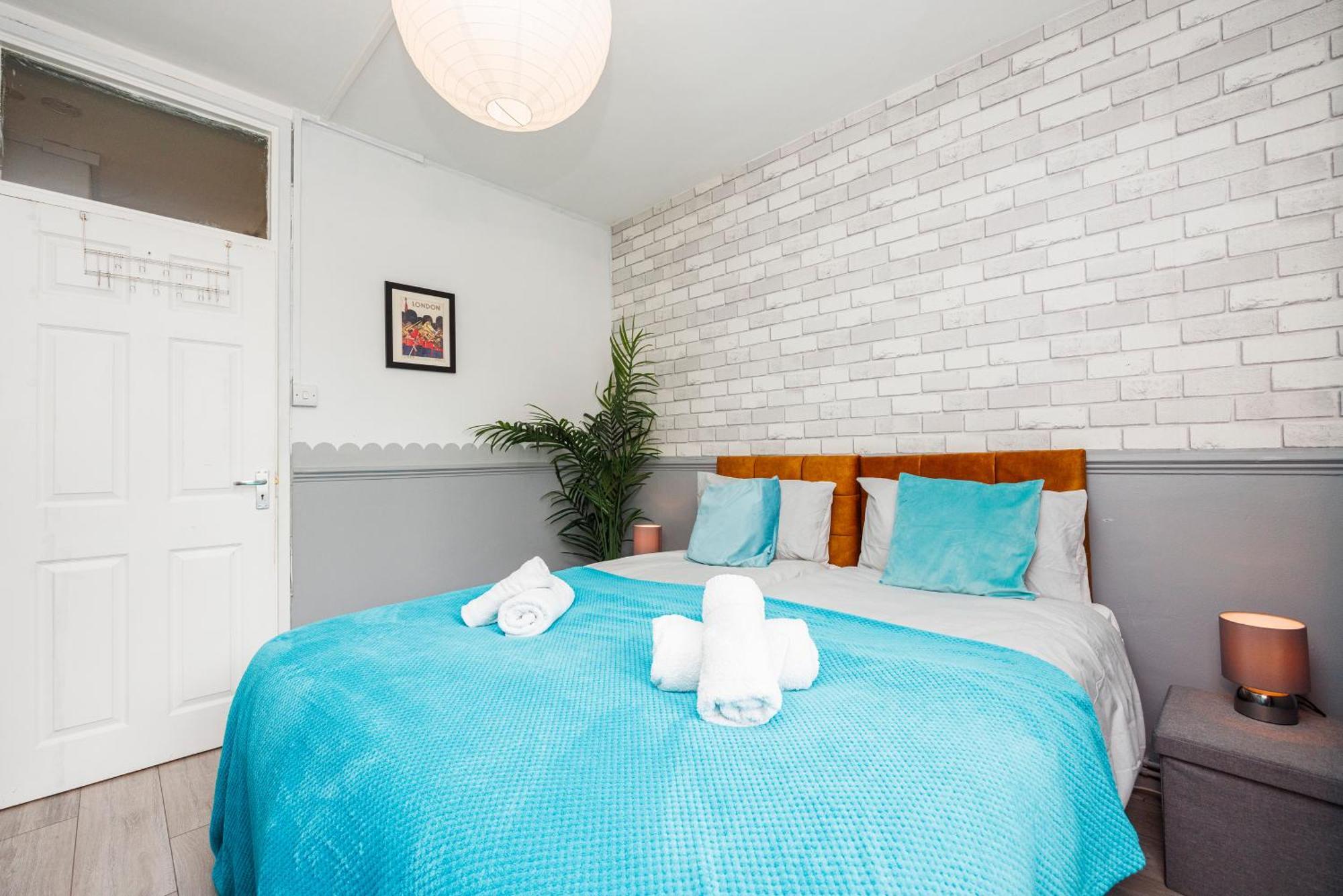 Spacious 2-bedroom With Terrace, Garden Views & Free Wifi Near Olympic Stadium * Londres