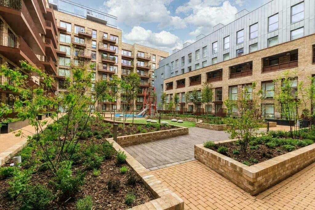 Deluxe Double Bed In Shared Near Canary Wharf, Airport & O2 Arena With Thames View Apartment London