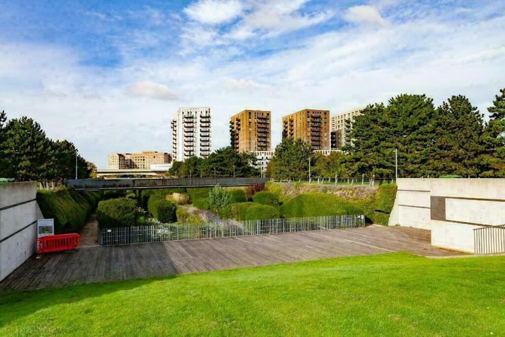 Apartment Deluxe Double Bed In Shared Near Canary Wharf, Airport & O2 Arena With Thames View